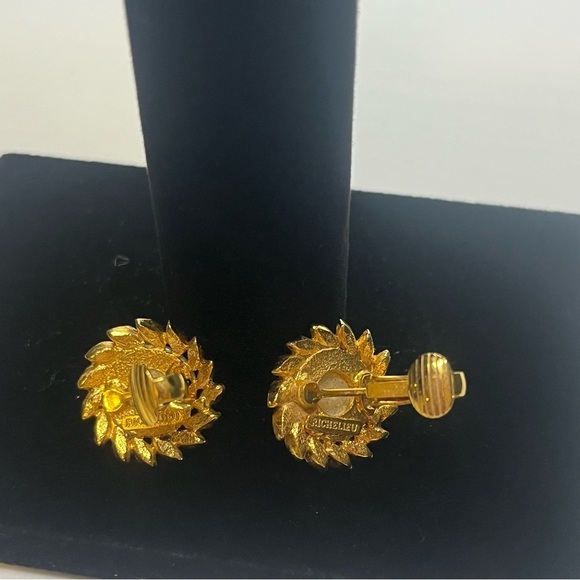 Vintage Richelieu gold tone pearl and faux diamond earrings - Picture 6 of 9